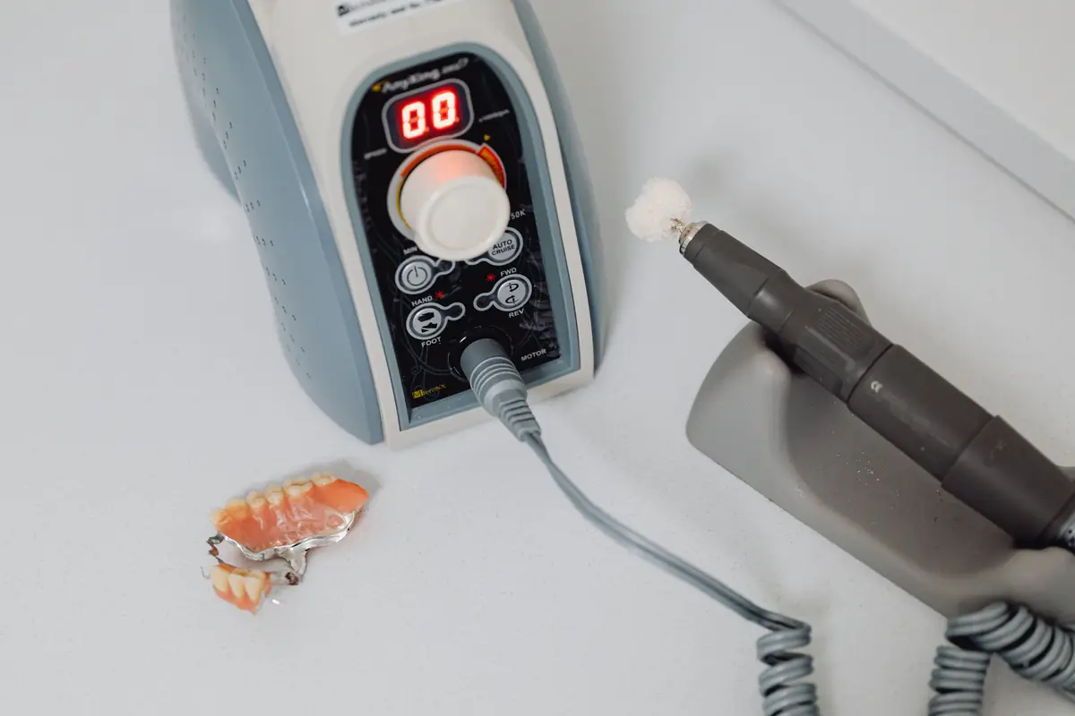 Diş protez ve materyal işleme — kalite kontrol