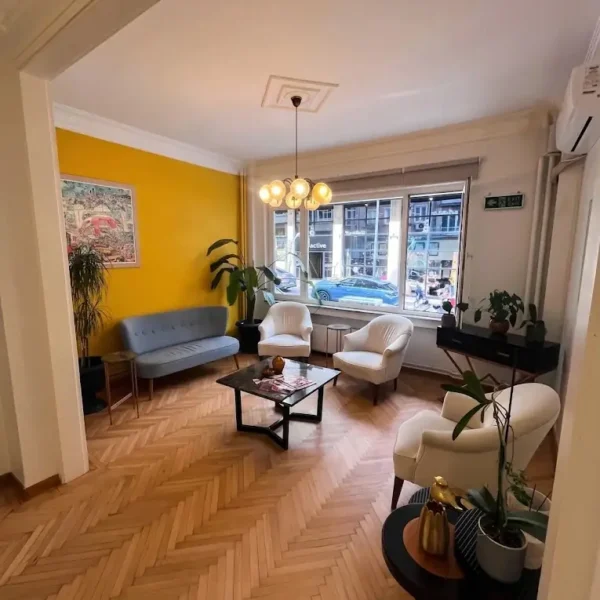 GC Clinic bekleme salonu — Nişantaşı butik klinik
