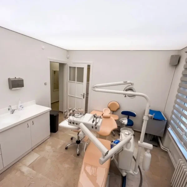 GC Clinic tedavi odası — hijyenik klinik ortamı
