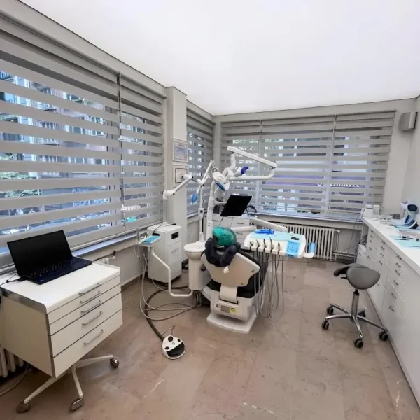 GC Clinic muayene odası — doğal ışıklı tedavi alanı