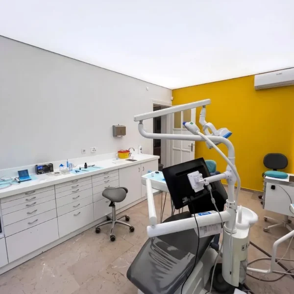 GC Clinic Nişantaşı muayene odası — modern tedavi ünitesi