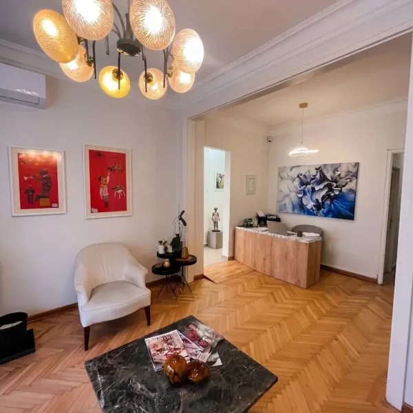 GC Clinic resepsiyon ve karşılama alanı